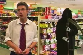 国外爆笑街头恶搞：超市监控画面出现死神身影，顾客购物被吓够呛视频封面