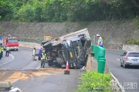 玉溪27公里长下坡 大货车翻车致一死两伤图片