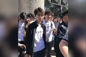王俊凯北京理工大学活动 网友：他穿校服也很时尚