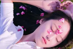 老同学对我示好，却从和我有亲密举动，我们之间算什么？图片