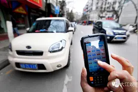 惊呆现在路边停车费容易“逃”？天寒地冻，别让收费大妈寒心！图片