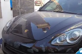 车主停保时捷在店门口，回来取车发现被熊孩子把爱车搞成大花图片