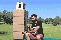 老外都很能玩 大街上纸箱整蛊行人图片