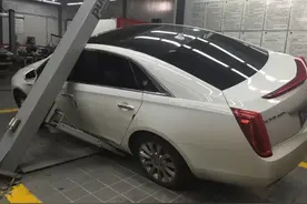 贵阳：开着婚车去保养 升降机出故障致车被砸 修车厂补偿1万图片