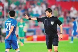 怎样成为职业足球裁判？图片