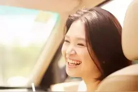 跨越整个城市去上班！马拉松通勤者在路上图片