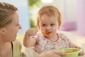 绝对不要给一岁以下的宝宝吃这个，新手爸妈必须要知道！图片