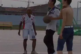 球场大爷单挑战胜小伙子图片