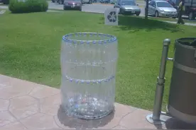 在大量的空塑料瓶上钻孔，随后变成了收纳垃圾的最佳容器图片