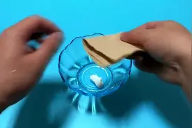 手上长了老茧怎么办，牙膏加它抹在手上，几天快速去除老茧