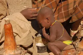 实拍非洲的小孩日常食物：画面让人心酸不已，我们实在太幸福了图片