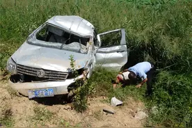 合阳黄河滩，车祸现场，危急时刻警民合力救治......图片