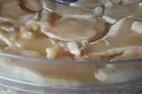 为自家金毛和小泰迪自制零食（鸡肉干）图片