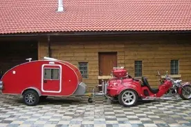 十分吸引眼球的人力三轮车，里面还可以同时住两个人图片