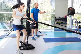 姚晨挺大肚坚持锻炼 健身房亲子互动萌翻网友图片