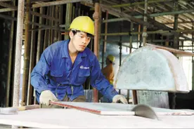 女友爸妈当年嘲笑他打工没前途，强迫分手，如今跪着求他不要离开图片