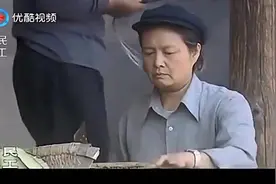 农村老太太这刀功不是盖的，这菜每片都削的一样薄，手法太溜了