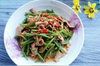 红薯梗炒肉，红薯梗被营养界推荐为纯天然健康蔬菜，增强免疫能力图片