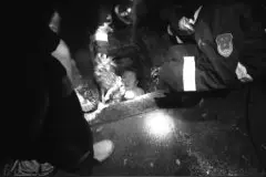 雨天小狗掉进了下水道 主人救图片