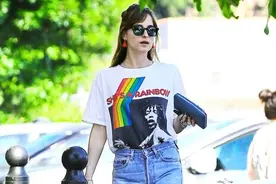 《五十度灰》女主角达科塔约翰逊街拍好心情，白T恤牛仔裤也很美图片