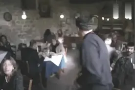 厨师有事离开，打杂的小姑娘临时炒菜结果顾客都吃惊了视频封面