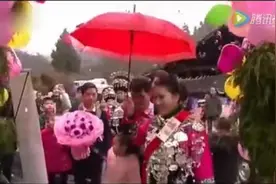 婚礼现场众人闹新娘 笑的眼泪都快出来了视频封面