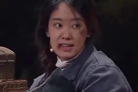 张小斐太敬业，掀开上衣给孩子喂奶太真实，谁注意到吴秀波的表情