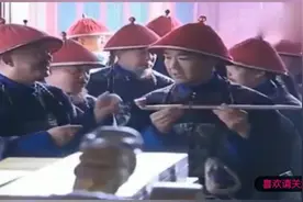 纪晓岚在烟叶里放辣椒面，和珅不知，拿过来就吸，笑死我了