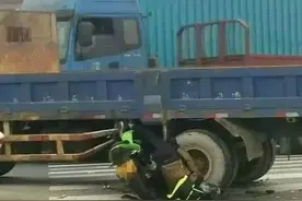 惊险！嘉兴一摩托车直冲进大卡车后轮，现场血淋淋图片