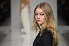 2016春夏巴黎高定时装周 gigi领衔镂空走秀图片