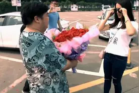 富二代胖子街头求爱遭拒，美女怒嘲：我自己是富一代！图片