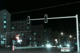 嘉峪关：红绿灯及路灯不亮附近居民摸黑行路图片