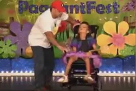 看这个爸爸抱着残疾女儿跳舞的视频好震撼，父母也需要一个舞台图片