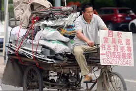 矿泉水瓶从1毛2跌到3分钱 你还攒废品卖吗？图片