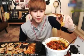 韩国美食吃货第一季：帅哥欧巴直播吃烤肉，边烤边吃享受啊图片