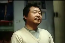 范伟陪儿女吃果盘，喝啤酒唠嗑。结果老实人都被惹毛直接掀了桌子图片