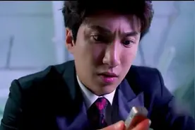 霸道总裁发现车尾箱的异常，打开后发现竟然躺着一个美女