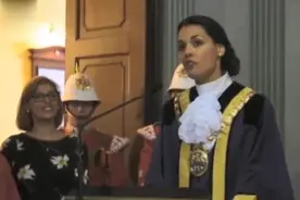 世界小姐冠军出任新市长 成当地最年轻市长视频封面