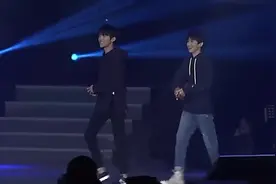 王俊凯18岁生日会，王源和易烊千玺两个帅傻子不推蛋糕就上来了！