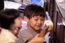 刘烨坑娃却说父爱如山，邓超疼娃三亚避寒，同样是亲爹差距忒大！图片