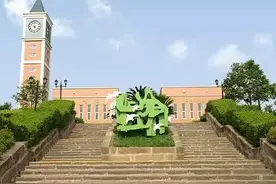 成都土豪们的中学！看到学费就跪下了...图片