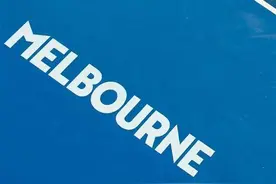 网球技术：没有拉奥尼奇的重炮发球 也可以学他的发球上网图片