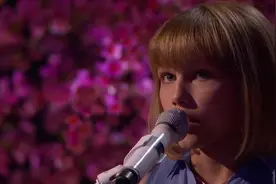 12岁天才少女演唱原创新单，评委喊出：她就是是下一个霉霉！图片