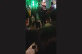 断臂少年街头深情演唱，超好听，路人都听醉了！视频封面