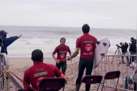 在疯狂的海浪之上玩着刺激的冲浪特技动作