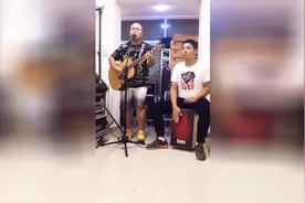 大叔吉他弹唱，霸气挑战《不再犹豫》，确实不错！图片