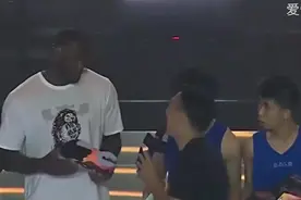 2015詹姆斯中国行首日全记录 耍街球秀扣篮引爆全场