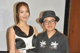 王祖蓝公开撑王宝强 与老婆李亚男恩爱现身图片