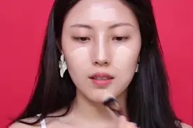 小姐姐五官长得很标准，上完美妆后，美得让人窒息