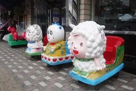 悲剧！奶奶非得让宝宝坐摇摇车，结果震脑瘫了图片